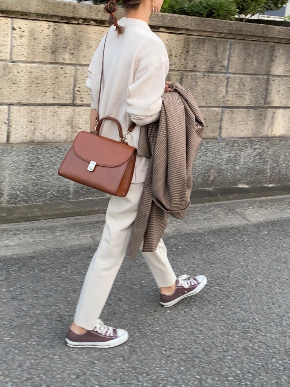 「秋冬コーデ、UNIQLO U、ホワイトコーデ、チェックコート、vintage、burberry、オトナカジュアル、シンプルコーデ、ニット、ママコーデ」｜「UNIQLOのアイテム（ニット/セーター、ホワイト系）」を使った、Ikumi さん（レディース・167cm）の秋コーディネートの1枚目の写真