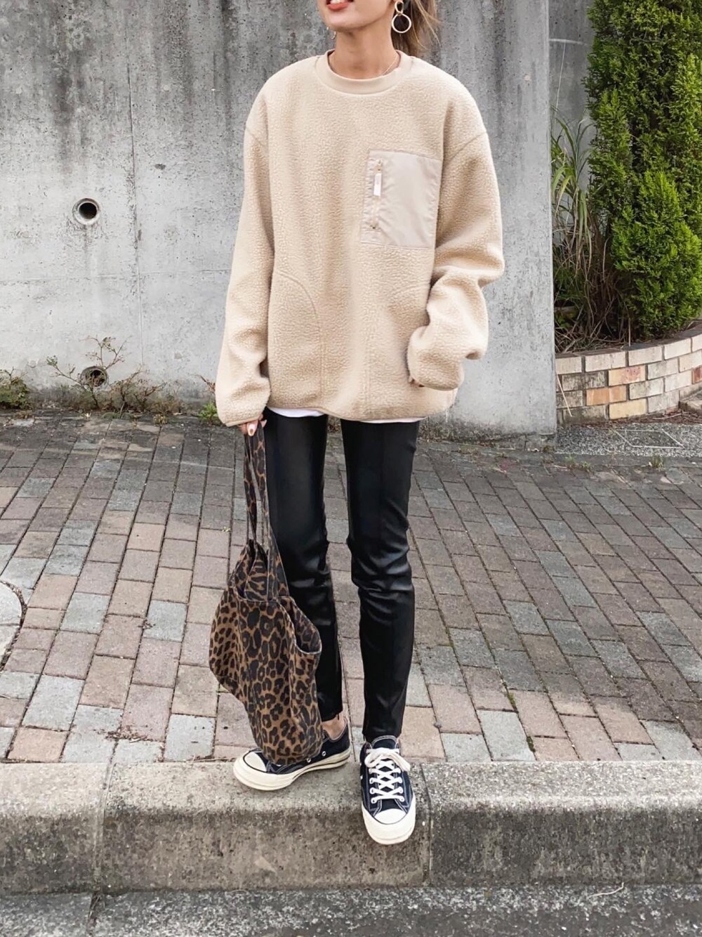 「秋冬コーデ、ボア、GU、プチプラコーデ、レザー、レザーパンツ、ZARA、スキニー、ママコーデ、メンズライク」｜「GUのアイテム（トップス、ベージュ系）」を使った、Ikumi さん（レディース・167cm）の秋コーディネートの1枚目の写真