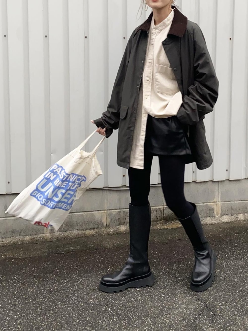 「レザーパンツ、ZARA、ショートパンツ、ロングブーツ、ブーツ、UNIQLO U、シンプルコーデ、トートバッグ、高身長女子、ハンティングジャケット」｜「UNIQLOのアイテム（トップス、ホワイト系）」を使った、Ikumi さん（レディース・167cm）の秋コーディネートの1枚目の写真