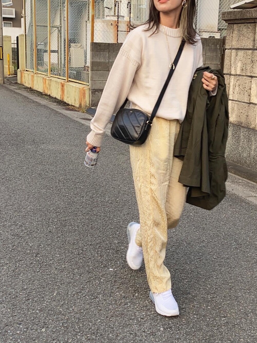 「大人カジュアル、シンプルコーデ、UNIQLO、UNIQLO U、白ニット、サテンパンツ、高身長女子、キルティング、ワントーンコーデ、NIKE」｜「UNIQLOのアイテム（ニット/セーター、ホワイト系）」を使った、Ikumi さん（レディース・167cm）の秋コーディネートの1枚目の写真