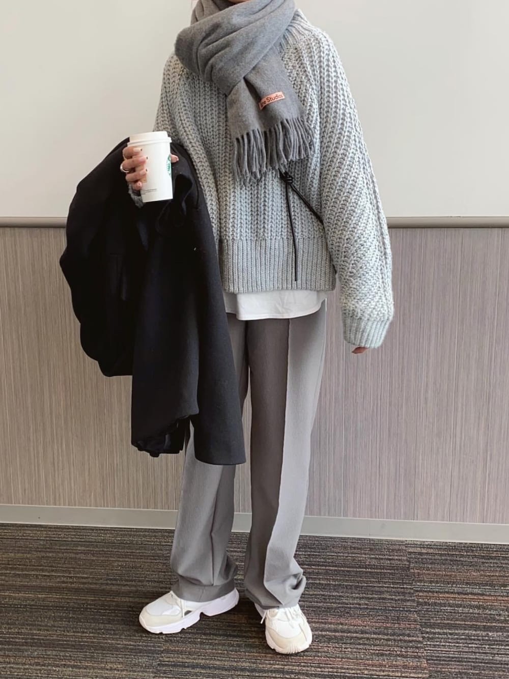 「年末WEAR感謝祭、大人カジュアル、スラックス、ストール、AcneStudios、ワントーンコーデ、グレー、シンプルコーデ、高身長女子、ラクチンコーデ」｜「Acne Studiosのアイテム（ストール/ショール、グレー系）」を使った、Ikumi さん（レディース・167cm）の冬コーディネートの1枚目の写真