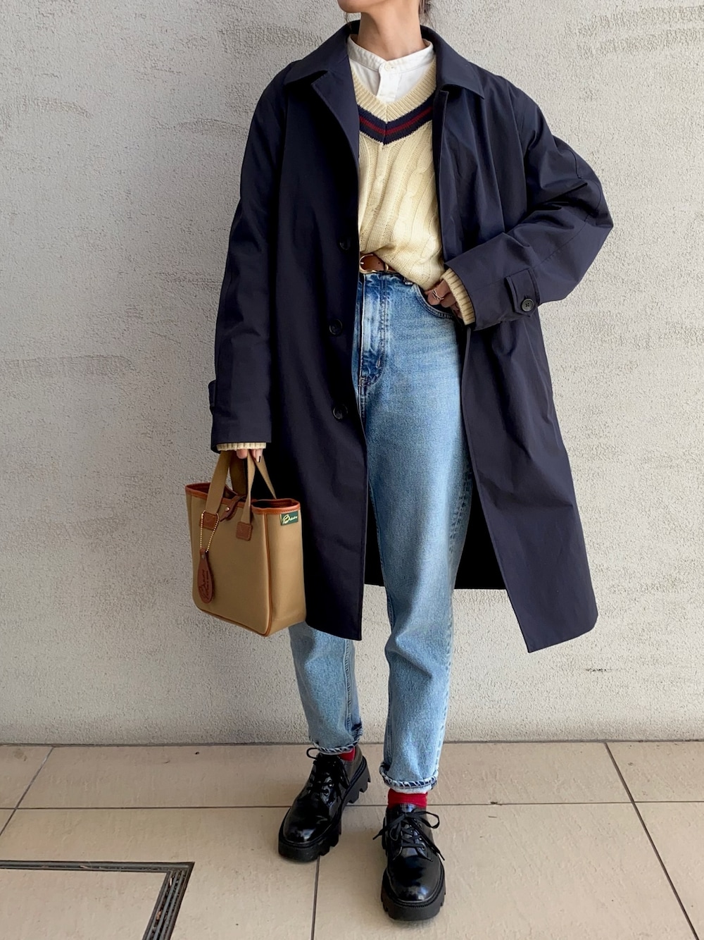 「私の推しブランド、UNIQLO、メンズライク、ステンカラーコート、チルデンニット、オトナカジュアル、レイヤードスタイル、シンプルコーデ、ブーツ、高身長女子」｜「UNIQLOのアイテム（ジャケット/アウター、ブルー系）」を使った、Ikumi さん（レディース・167cm）の冬コーディネートの1枚目の写真
