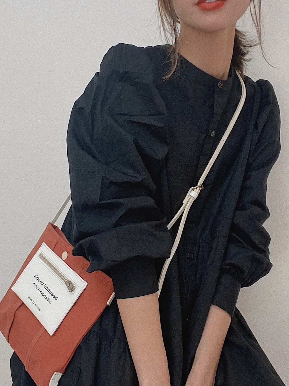 ブラック系のシャツ/ブラウスを着用したレディースの冬コーディネートの1枚目の写真