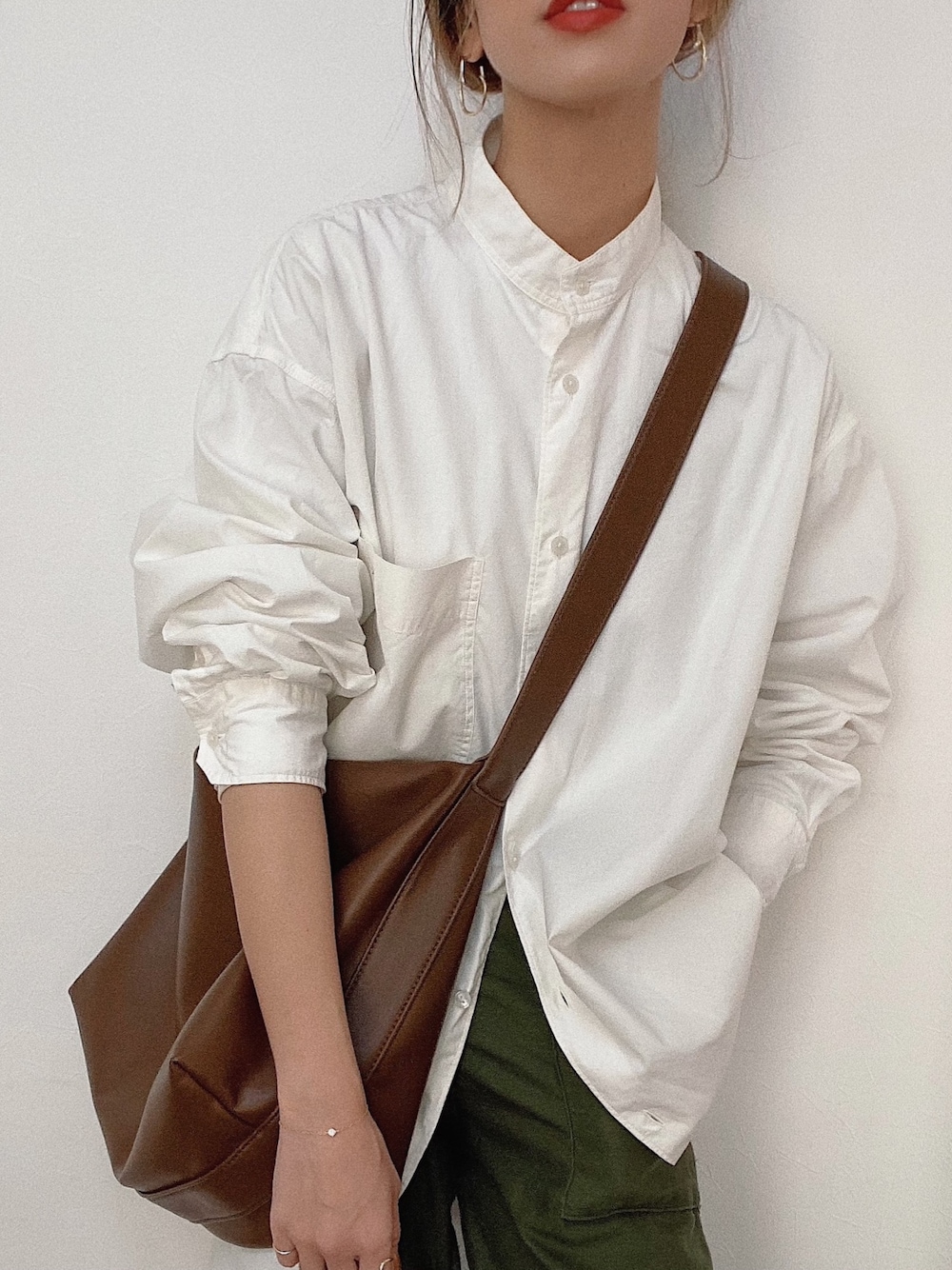 「シンプルコーデ、シャツスタイル、オーバーサイズシャツ、UNIQLO U、2021春新作、used、古着コーデ、ベイカーパンツ、ショルダーバッグ、高身長女子」｜「UNIQLOのアイテム（シャツ/ブラウス、ホワイト系）」を使った、Ikumi さん（レディース・167cm）の冬コーディネートの1枚目の写真