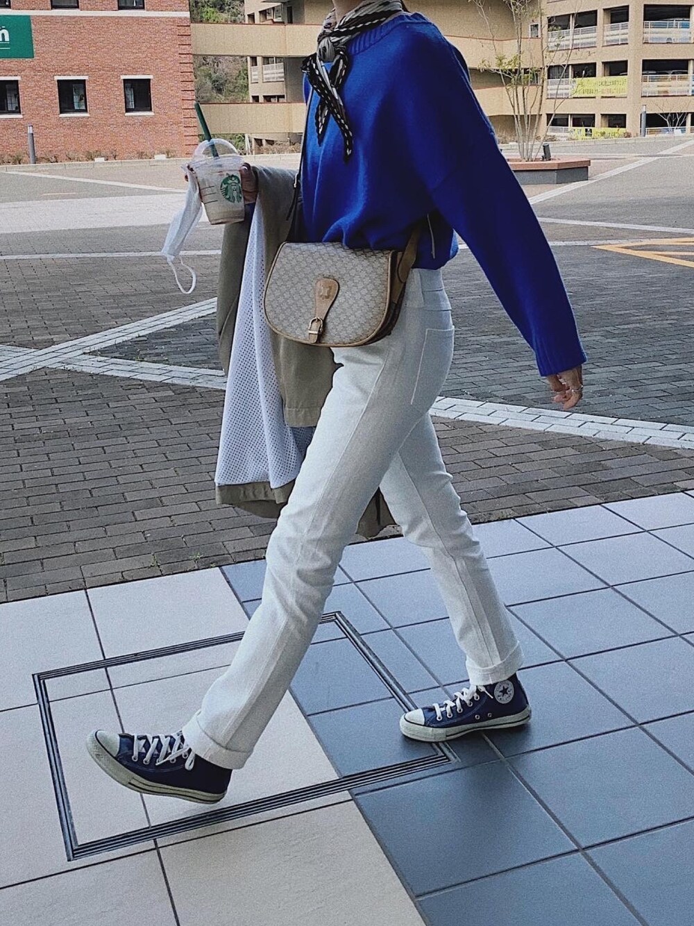 「+J、UNIQLO、ホワイトパンツ、スカーフ、GU、古着MIX、シンプルコーデ、春コーデ、高身長女子、オトナカジュアル」｜「UNIQLOのアイテム（デニムパンツ、ホワイト系）」を使った、Ikumi さん（レディース・167cm）の春コーディネートの1枚目の写真