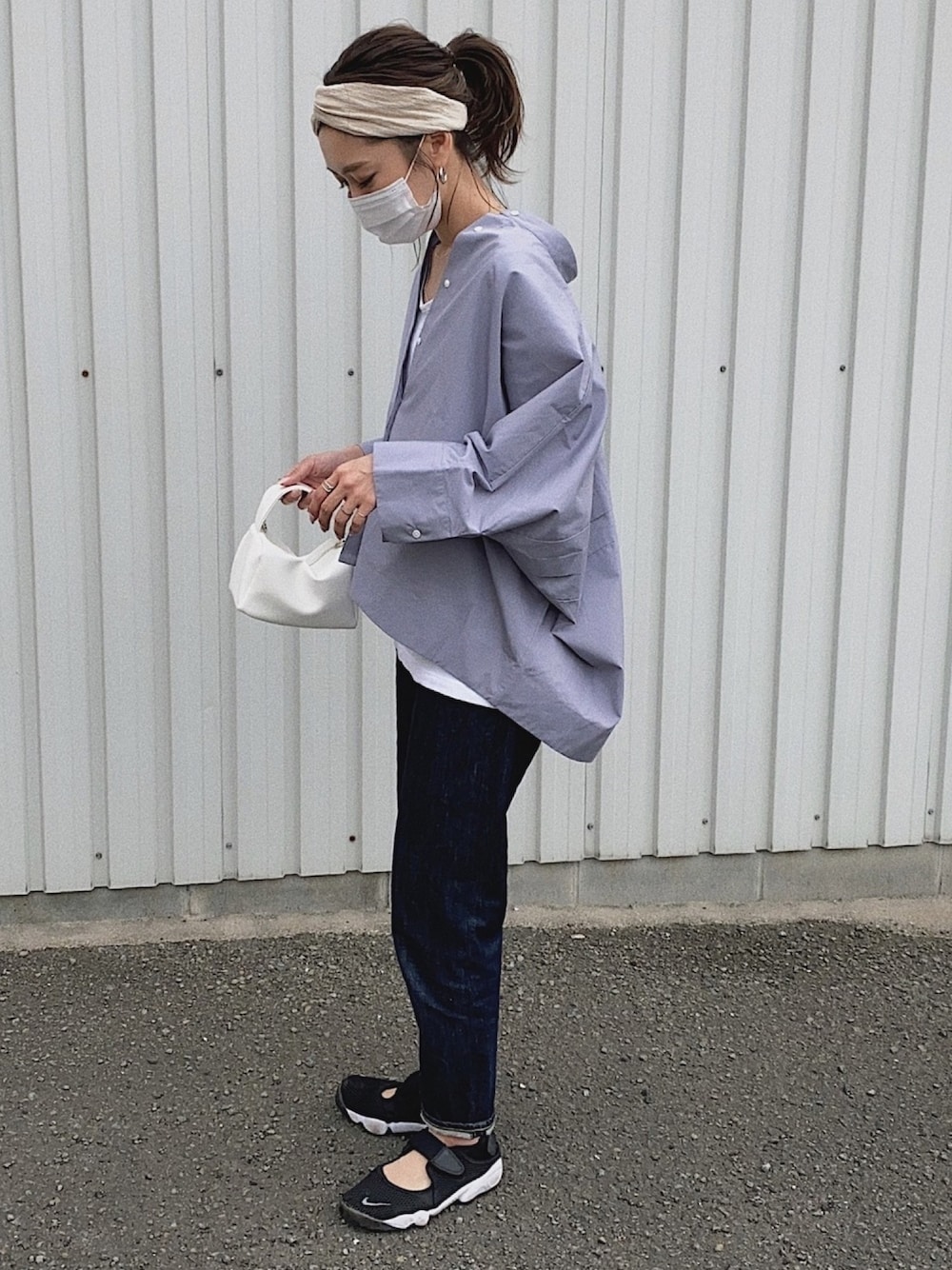 「大人カジュアル、UNIQLO+J、ジルサンダー、シャツスタイル、シャツ、春コーデ、シンプルコーデ、高身長女子、NIKE、カジュアルコーデ」｜「UNIQLOのアイテム（シャツ/ブラウス、グレー系）」を使った、Ikumi さん（レディース・167cm）の春コーディネートの1枚目の写真