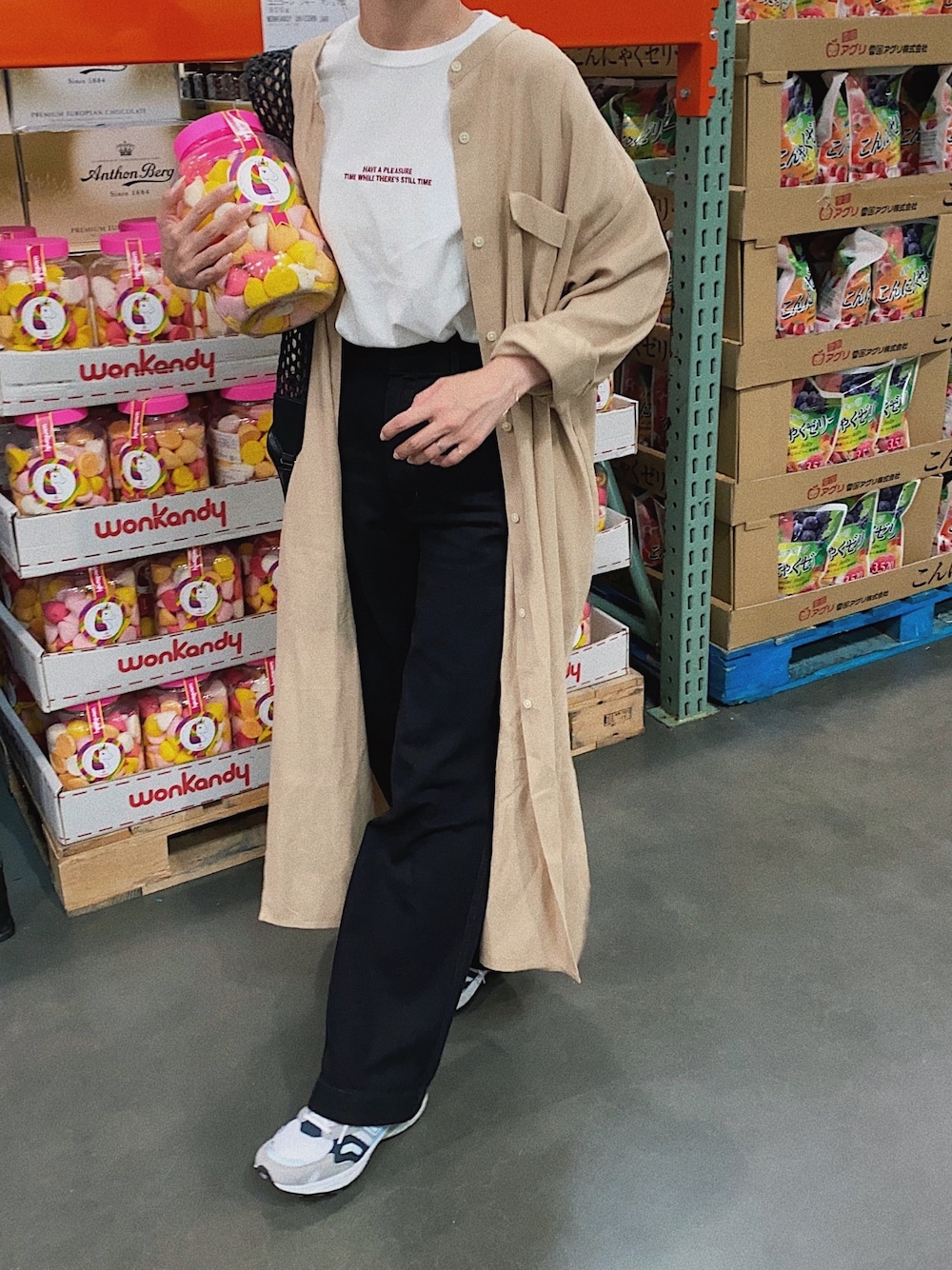 ホワイト系のTシャツ/カットソー、ブラック系のパンツ、ブラック系のバッグを着用したレディースの春コーディネートの1枚目の写真