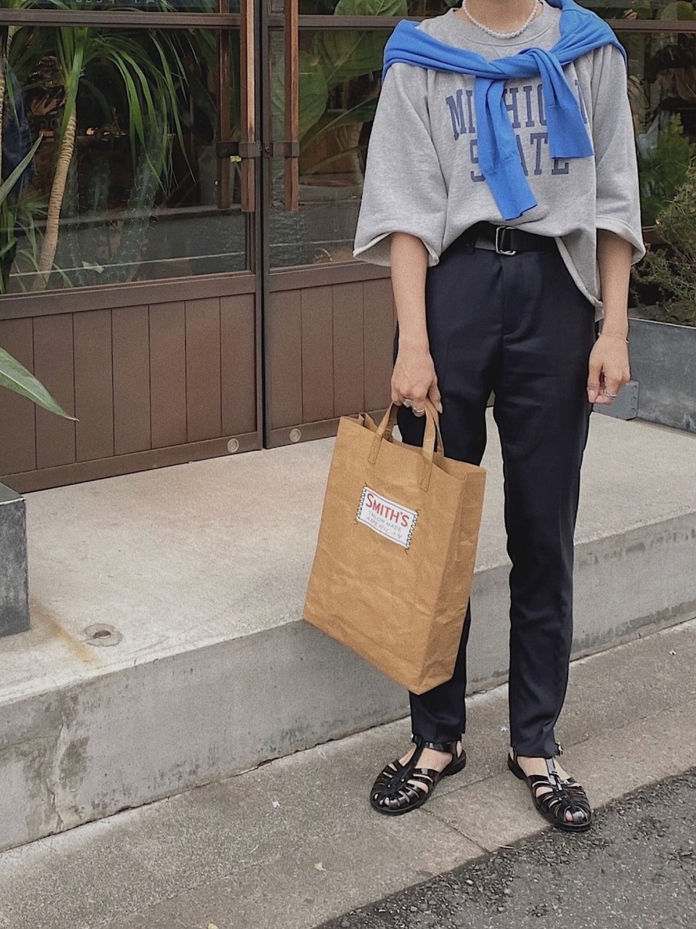 「ロゴスウェット、UNIQLO+J、UNIQLOコーデ、シンプルコーデ、パールネックレス、グルカサンダル、CELINE、高身長女子、オトナカジュアル、きれいめカジュアル」｜「BEAUTY&YOUTH UNITED ARROWSの＜bibmilk＞ラグランスリーブスウェットプルオーバー（スウェット、グレー系）」を使った、Ikumi さん（レディース・167cm）の春コーディネートの1枚目の写真