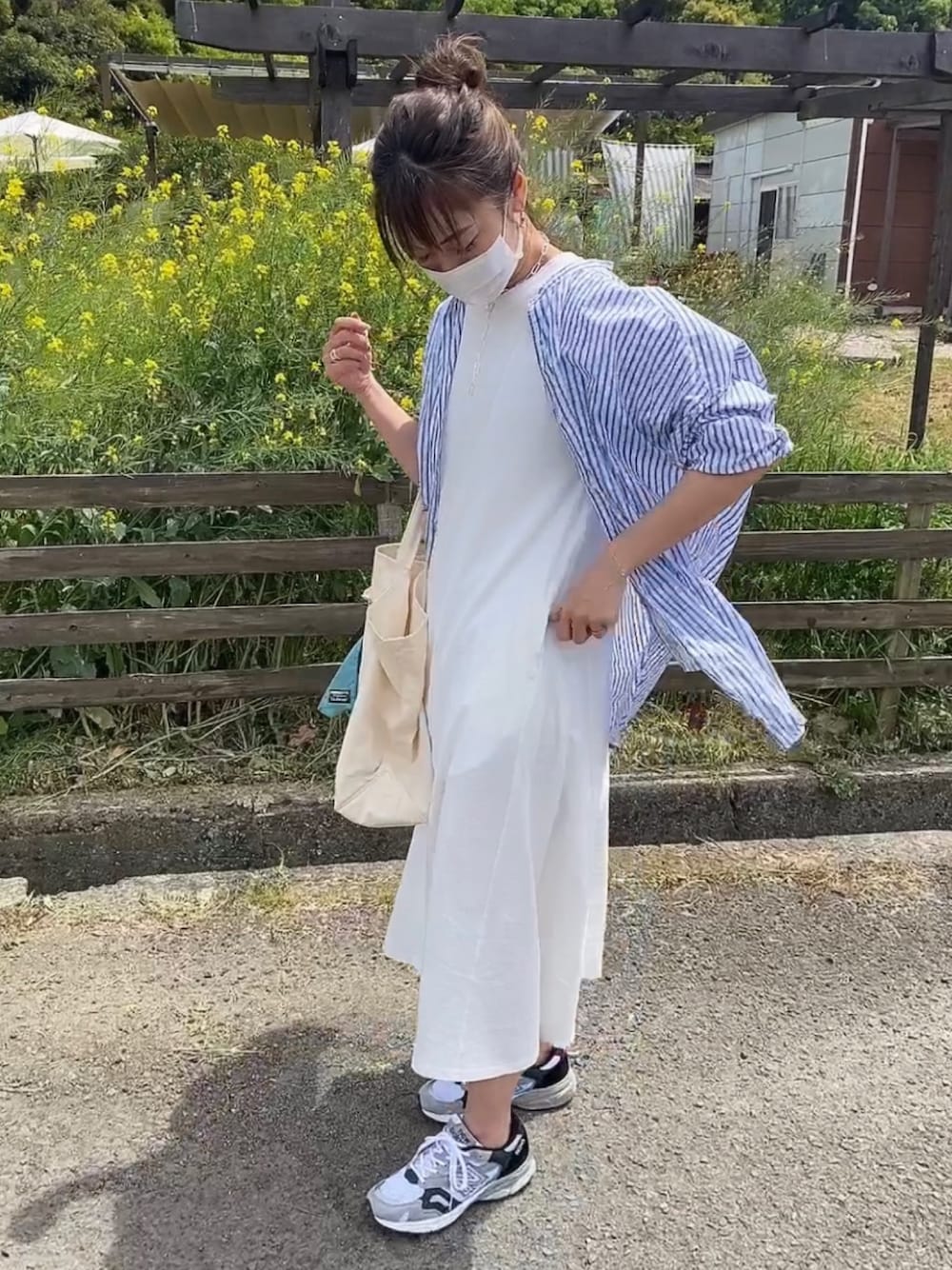 「ワンピース×スニーカー、ワンピース、ロングワンピース、シャツスタイル、ストライプシャツ、ゆるコーデ、シンプルコーデ、NEWBALANCE、トートバッグ、高身長女子」｜「niko and...のマーセビッグスタンドシャツ（シャツ/ブラウス、ブルー系）」を使った、Ikumi さん（レディース・167cm）の春コーディネートの1枚目の写真