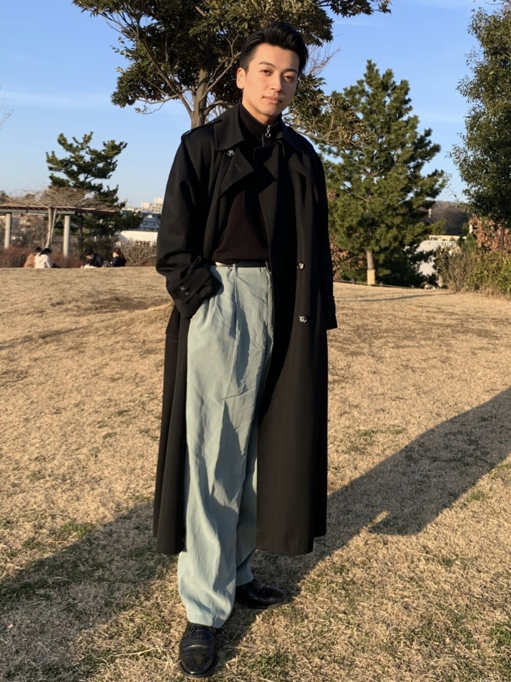「ハーフジップ、スラックス、ロングコート、休日コーデ、休日スタイル、くすみカラー、春コーデ、スプリングコート、ドレスシューズ」｜「Church'sの＜Church's（チャーチ）＞ BURWOOD（ドレスシューズ、ブラック系）」を使った、amonさん（メンズ・174cm）の冬コーディネートの1枚目の写真