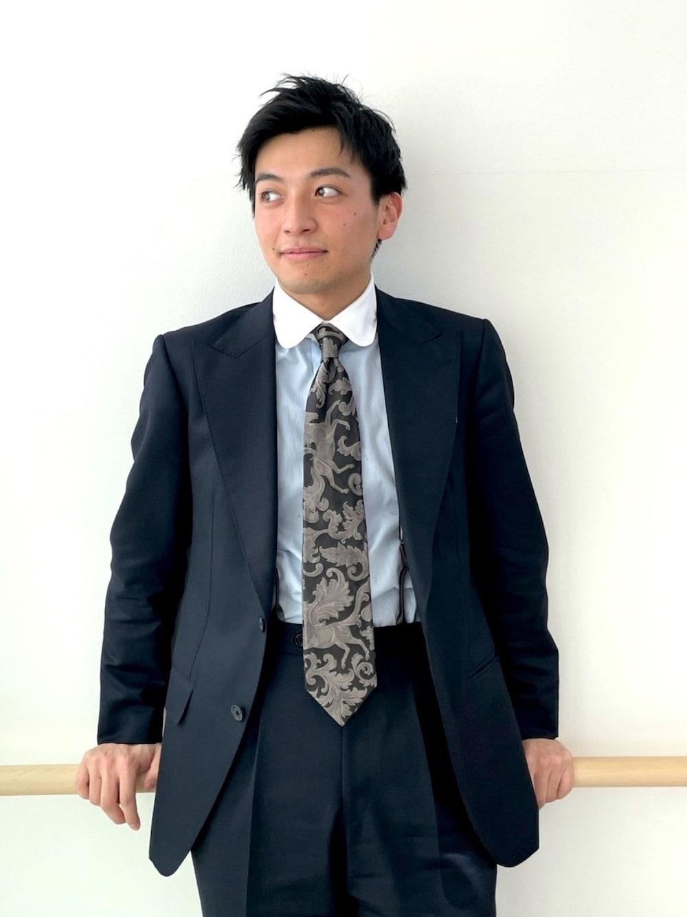 ブルー系のジャケット/アウター、ブルー系のシャツ/ブラウス、ブルー系のネクタイを着用したメンズの春コーディネートの1枚目の写真