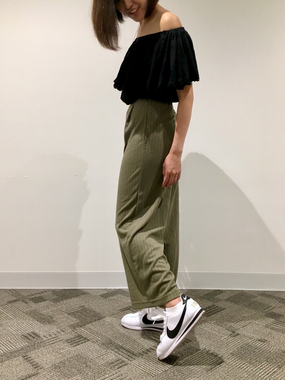 「NIKE、ナイキ、コルテッツ、白スニーカー、moussy、オフショル、ROYAL PARTY、ワイドパンツ、秋コーデ、残暑」｜「ROYAL PARTYのストライプカットワイドパンツ（その他パンツ、グリーン系）」を使った、Easy_Oさん（レディース・162cm）の秋コーディネートの1枚目の写真