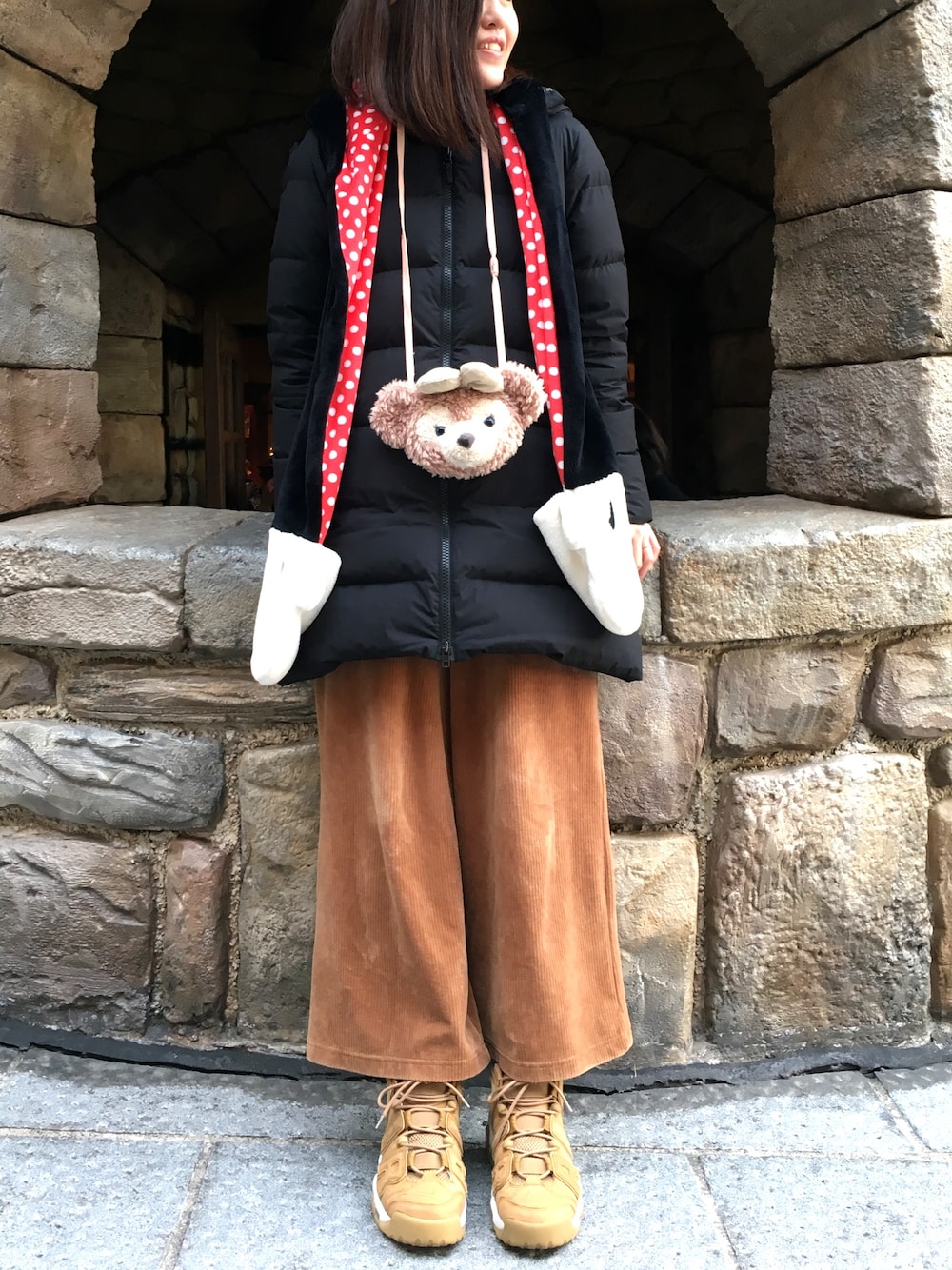 「ナイキ、NIKE、スニーカー、モアテン、モアテン女子、THE NORTH FACE、ダウンコート、ディズニーコーデ、ダッフィー、カジュアル」｜「THE NORTH FACEのフーデッドダウンコート（ダウンジャケット/コート、ブラック系）」を使った、Easy_Oさん（レディース・162cm）の秋コーディネートの1枚目の写真