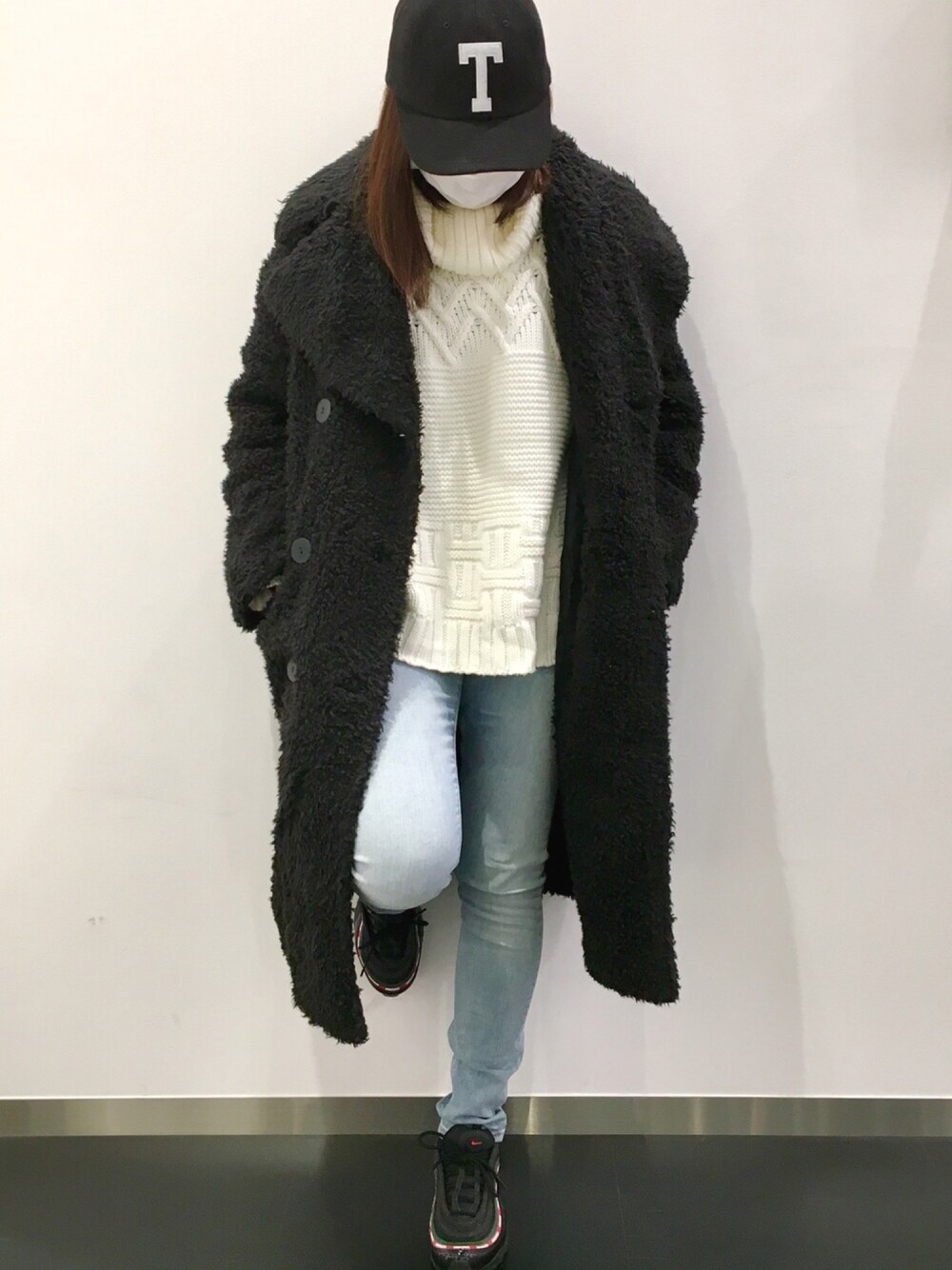 「NIKE、ナイキ、スニーカー、AIR MAX、オトナカジュアル、EMODA、MURUA(MURUA)、冬コーデ、ボアコート、お散歩」｜「THE NORTH FACEのTNF LOGO FLANNEL CAP（キャップ、ブラック系）」を使った、Easy_Oさん（レディース・162cm）の冬コーディネートの1枚目の写真