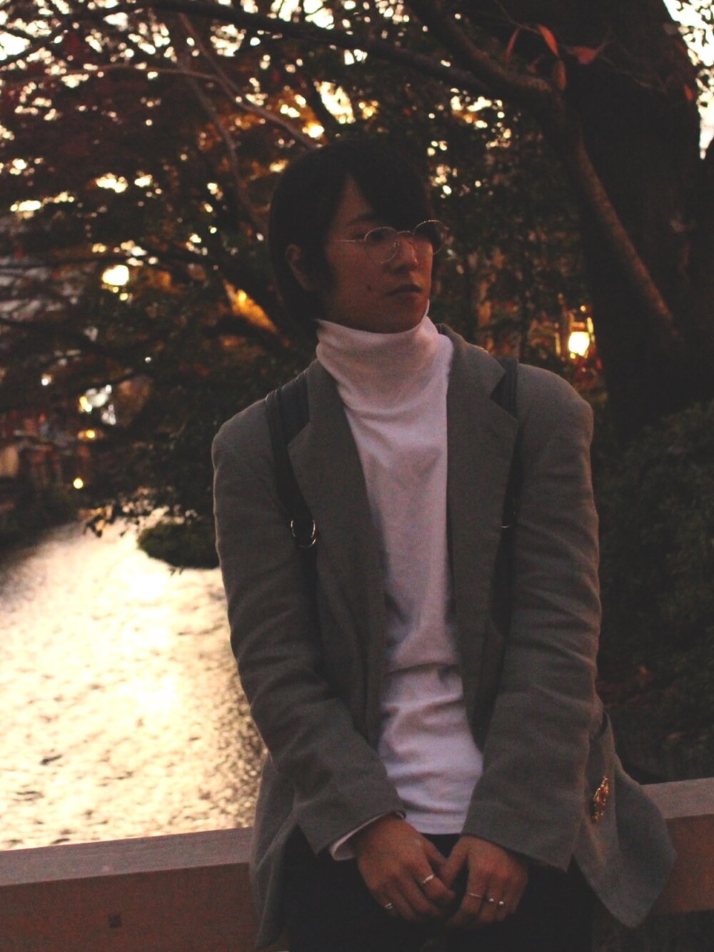 ホワイト系のTシャツ/カットソー、グリーン系のテーラードジャケットを着用したメンズの冬コーディネートの1枚目の写真