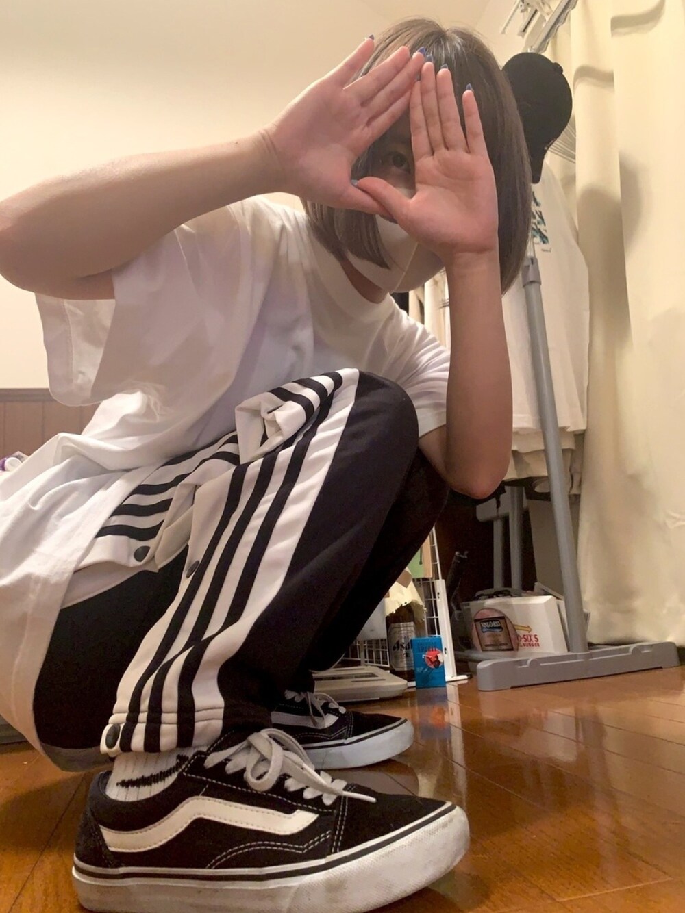 「ブランドの乱交みたいなファッション、このポーズしたかっただけ、FINAL WEAPON COMPANY、HANG、adidas、NIKE、VANS、スニーカー、ストリート、叩き上げ」｜「adidasのadidas Originals Popper Track Pant In Black（その他パンツ、ブラック系）」を使った、krnさん（レディース・152cm）の春コーディネートの1枚目の写真