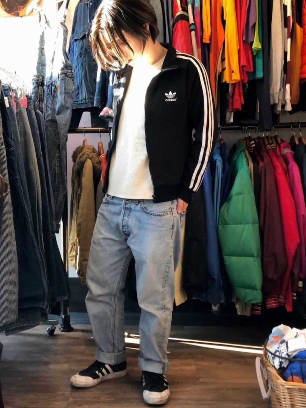 「メンズライク、カジュアル、デニム、ジャージ、levis 501、古着、はるコーデ、春コーデ、ボーイッシュ、だぼだぼ」｜「adidasのアイテム（ジャージ、ブラック系）」を使った、ayksn さん（レディース・158cm）の冬コーディネートの1枚目の写真