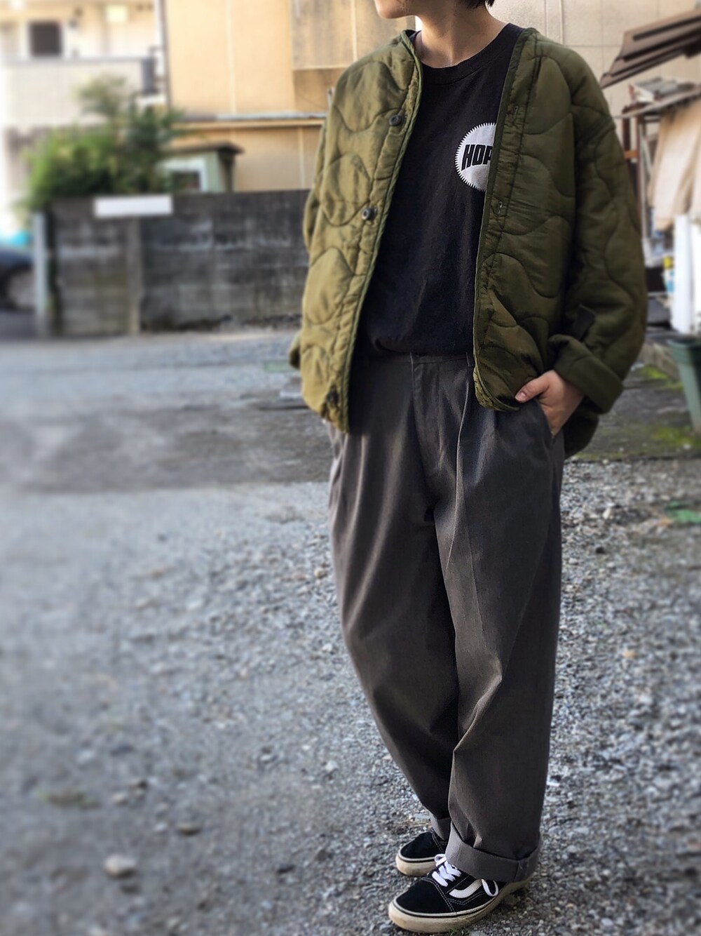 「秋のコーデ、ライナージャケット、ミリタリー、スケータースタイル、ボーイズライク、アメカジ、ボーイッシュ、ストリート、キルティングジャケット」｜「HOOPSのアイテム（Tシャツ/カットソー、ブラック系）」を使った、ayksn さん（レディース・158cm）の秋コーディネートの1枚目の写真