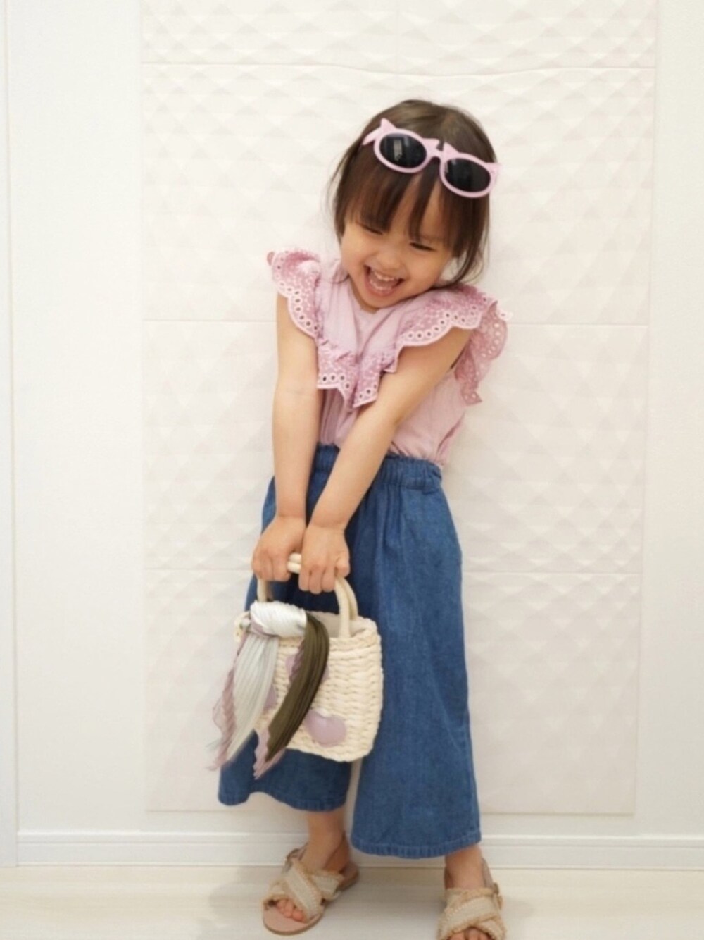 「復活！ピンクフェス、笑顔でstayhome、ワイドパンツ、春夏コーデ、サングラス、かごバッグ、休日コーデ、おんなのこ」｜「petit mainのアイテム（トップス、ピンク系）」を使った、recoさん（キッズ・90cm）の春コーディネートの1枚目の写真