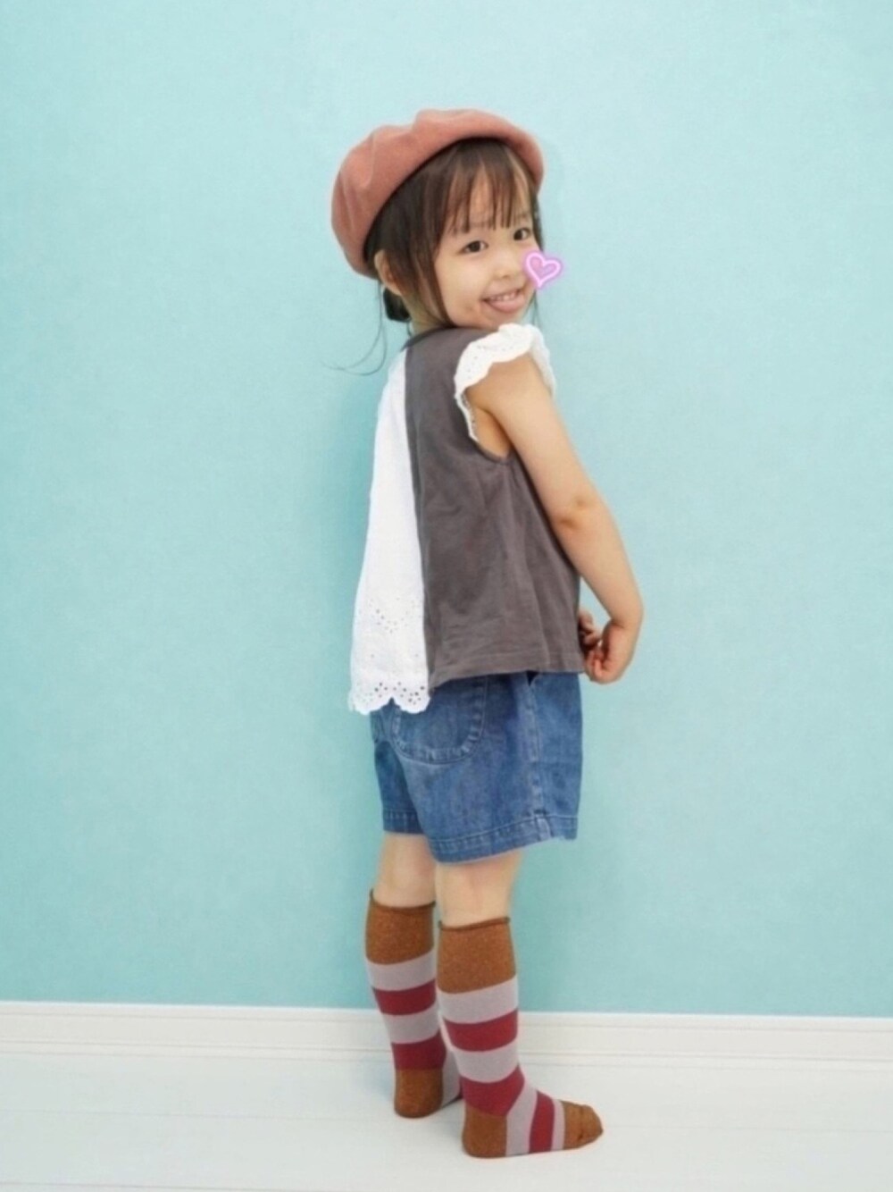 グレー系のTシャツ/カットソー、ブルー系のパンツ、ブラウン系のソックス/靴下を着用したキッズの夏コーディネートの1枚目の写真