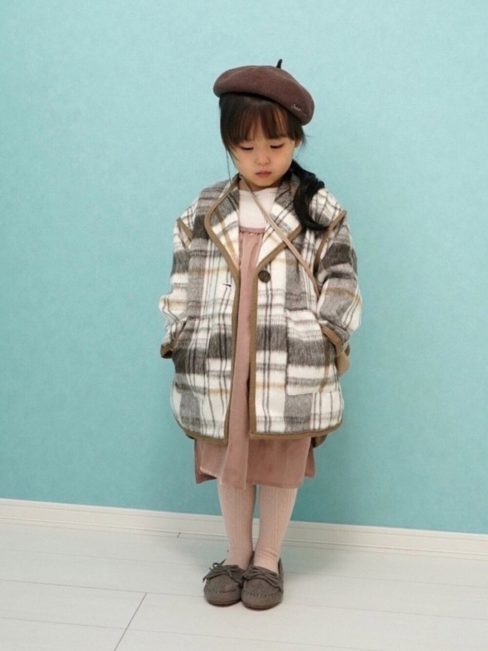 「私の推しブランド、プティマイン、ベレー帽、petit main、モカシン、チェック、キッズファッション」｜「petit mainのチェックシャギーパイピングコート（ダウンジャケット/コート、ブラウン系）」を使った、recoさん（キッズ・90cm）の冬コーディネートの1枚目の写真