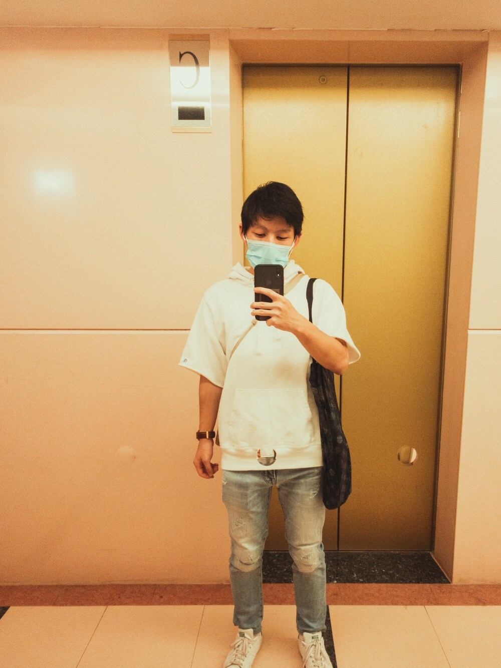 「UNIQLO、Champion、American Eagle、Daniel Wellington、Topologie」｜「ChampionのChampion Vintage Short Sleeve Hoodie（パーカー、ホワイト系）」を使った、トビーさん（メンズ・168cm）の秋コーディネートの1枚目の写真