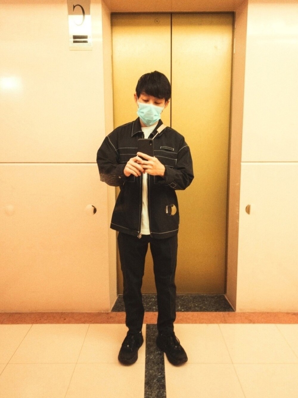 「Tshirts、UNIQLO、UNIQLO U、HOKAONEONE」｜「IZZUEのアイテム（ブルゾン、ブラック系）」を使った、トビーさん（メンズ・168cm）の秋コーディネートの1枚目の写真