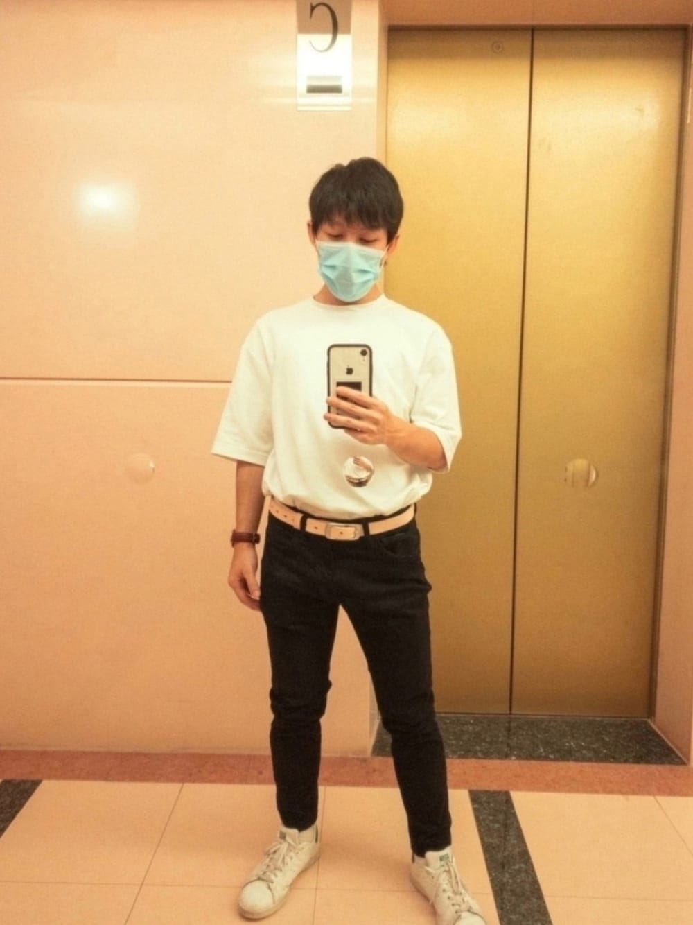 「belt、LIDnM、black and white、adidas originals」｜「UNIQLOのエアリズムコットンオーバーサイズTシャツ（5分袖）（Tシャツ/カットソー、ホワイト系）」を使った、トビーさん（メンズ・168cm）の秋コーディネートの1枚目の写真