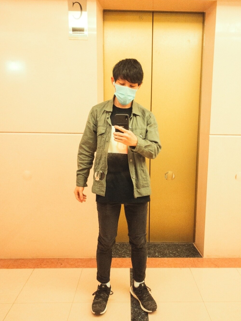 「undefeated、adidas、American Eagle、BEAMS、flax、DW、Daniel Wellington、denim、jeans」｜「UNIQLOのアイテム（Tシャツ/カットソー、ブラック系）」を使った、トビーさん（メンズ・168cm）の秋コーディネートの1枚目の写真