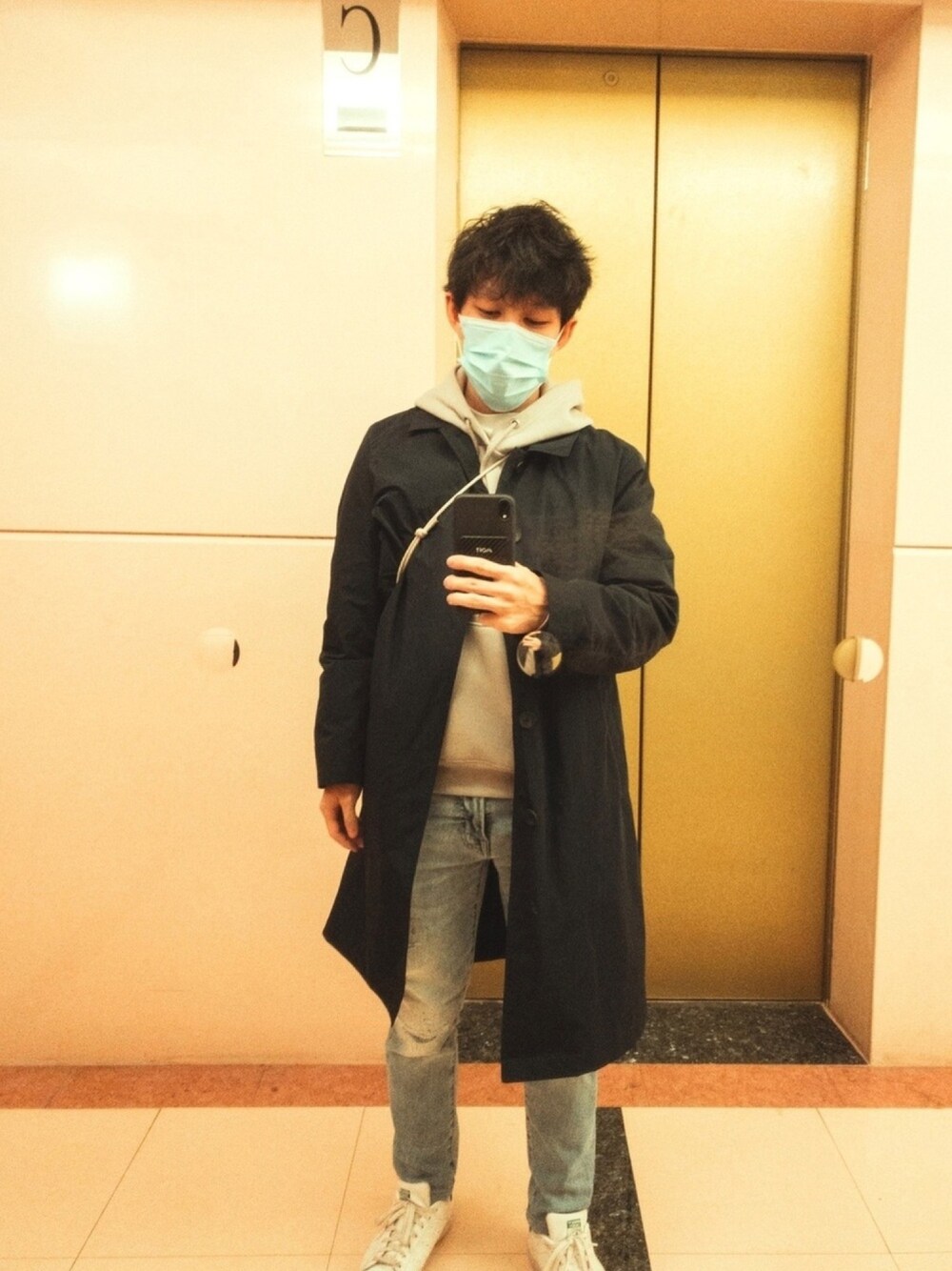 「adidas originals、UNIQLO U、American Eagle、GU、hoodie、denim、jeans、CAR COAT、stan smith」｜「GUのアイテム（パーカー、ベージュ系）」を使った、トビーさん（メンズ・168cm）の冬コーディネートの1枚目の写真
