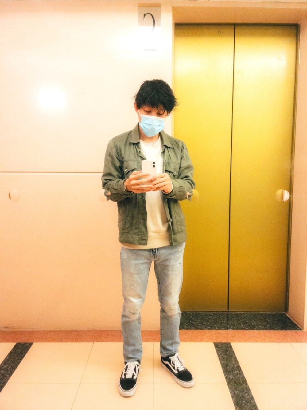 「VANS、BEAMS、UNIQLO、American Eagle」｜「BEAMSのBEAMS / ミリタリー シャツ（シャツ/ブラウス、ブラック系）」を使った、トビーさん（メンズ・168cm）の冬コーディネートの1枚目の写真