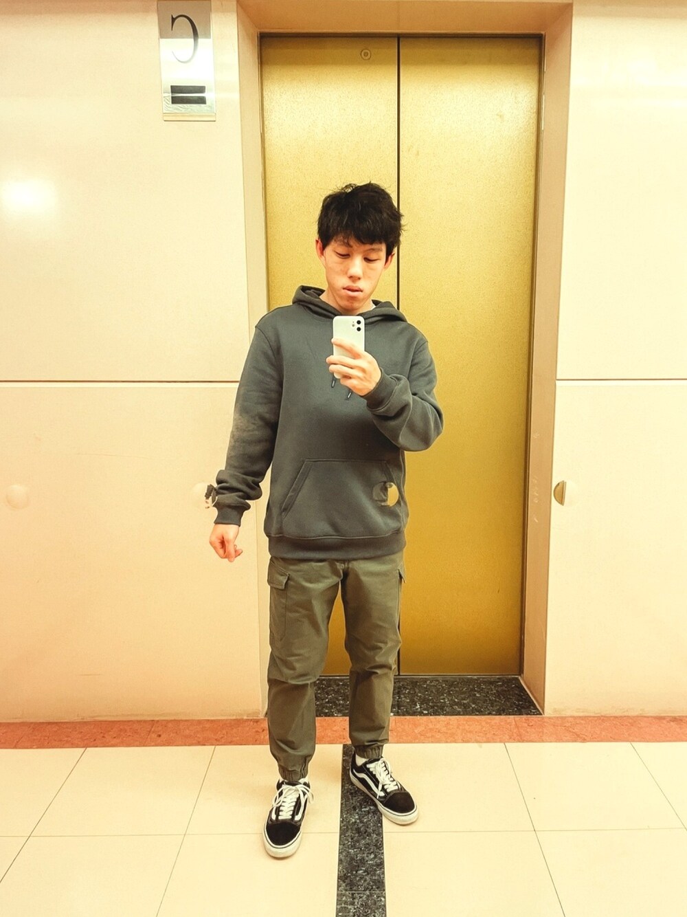 「H&MのH&M - スウェットパーカ - グレー（パーカー、グレー系）」を使った、トビーさん（メンズ・168cm）の春コーディネートの1枚目の写真