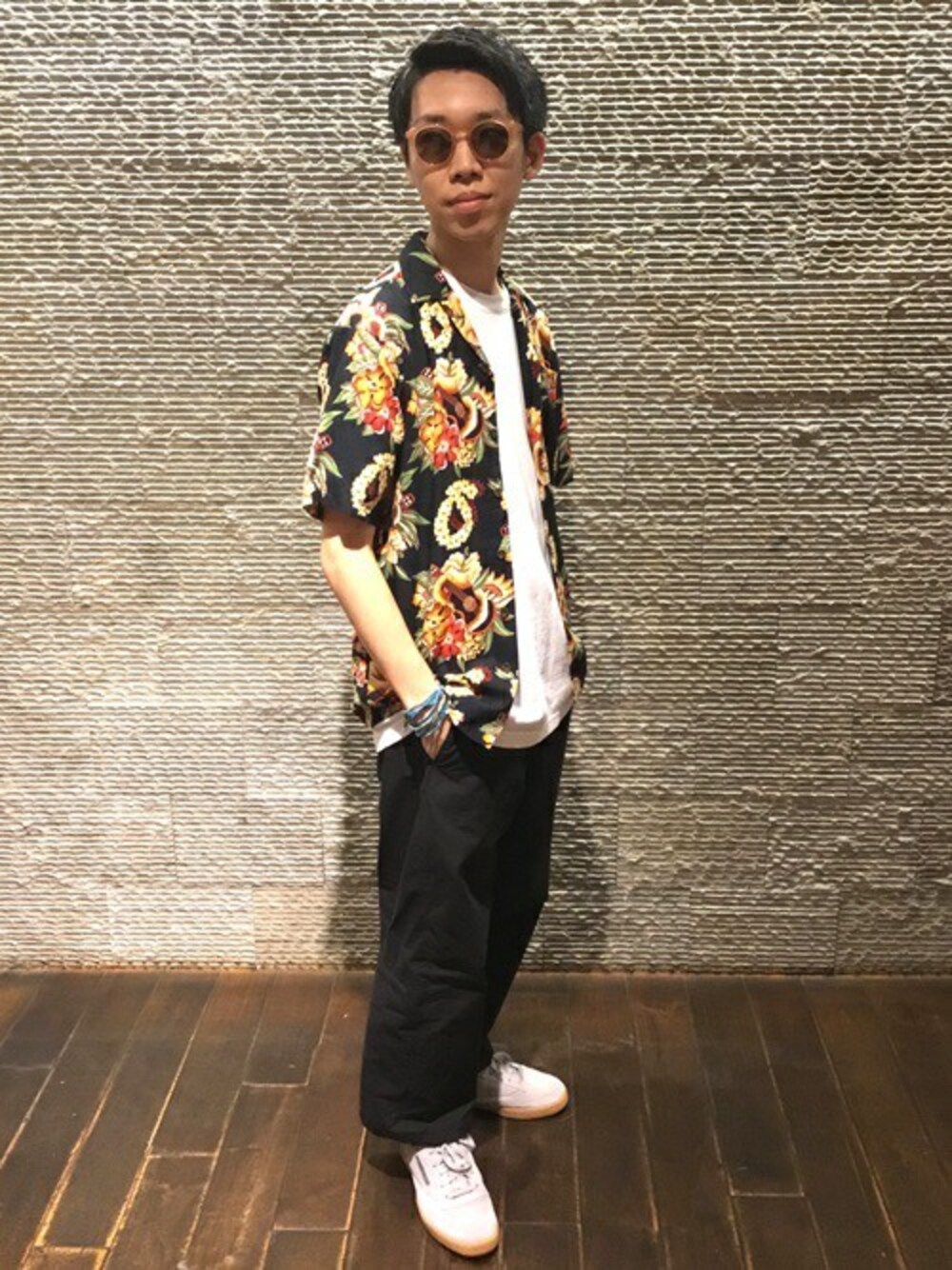 「トレンド、reebok、別注、ブレスレット、シップス、SHIPS、レーヨン、アロハシャツ、wakami、リゾートミックス」｜「SHIPSの【OCEANS 7月号掲載】ROBERT J.CLANCEY: レーヨン アロハシャツ（シャツ/ブラウス、グレー系）」を使った、小林さん（メンズ・174cm）の夏コーディネートの1枚目の写真