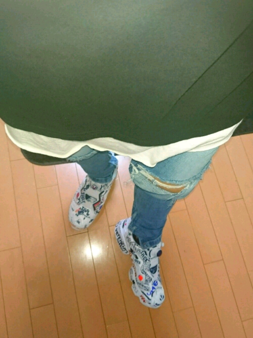 「vetements、reebok、スニーカー、インスタポンプフューリー」｜「VETEMENTSのアイテム（スニーカー、ホワイト系）」を使った、Meloさん（メンズ・170cm）の秋コーディネートの1枚目の写真