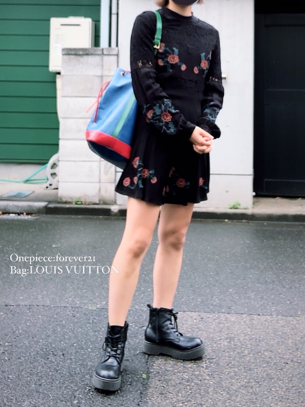 ブラック系のブーツ、ブルー系のショルダーバッグを着用したレディースの春コーディネートの1枚目の写真