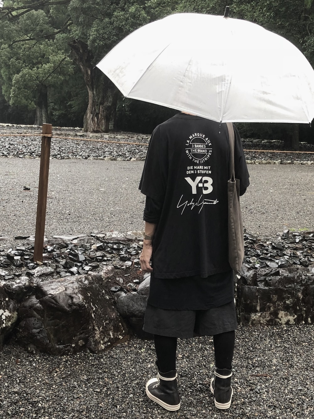 「お洒落さんとつながりたい、オーバーサイズ、モード、モードストリート、黒、秋服、雨の日コーデ、オールブラック、ハイカットスニーカー、トートバッグ」｜「Y-3のアイテム（Tシャツ/カットソー、ブラック系）」を使った、ぺん太郎2さん（メンズ・171cm）の秋コーディネートの1枚目の写真