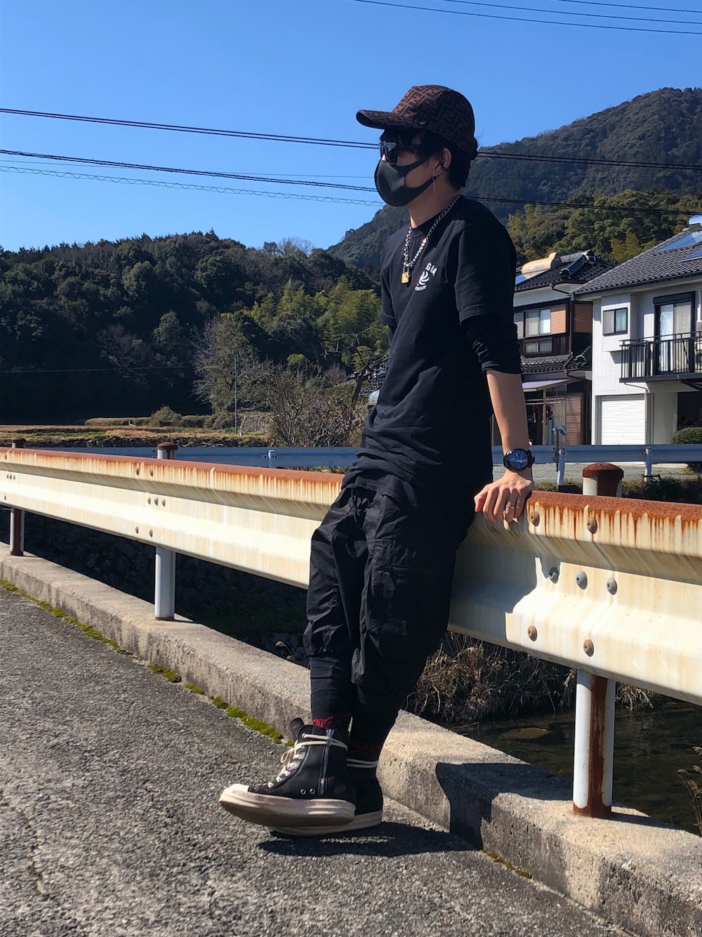 「今日のコーデ、休日スタイル、黒、ワントーンコーデ、モードストリート、ラグジュアリーストリート、ブラックコーデ、オールブラック、ハイカットスニーカー、サングラス」｜「Rick Owensのアイテム（スニーカー、ブラック系）」を使った、ぺん太郎2さん（メンズ・171cm）の冬コーディネートの1枚目の写真