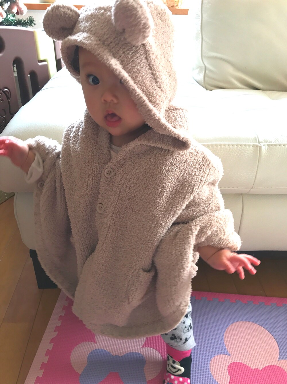 「キッズコーデ、秋のコーデ、女の子、kids、秋コーデ、おしゃれさんと繋がりたい、ootd、カジュアル、シンプル、ゆるコーデ」｜「gelato pique Baby＆Kidsのアイテム（ポンチョ、ブラウン系）」を使った、hinanoさん（キッズ・70cm）の秋コーディネートの1枚目の写真