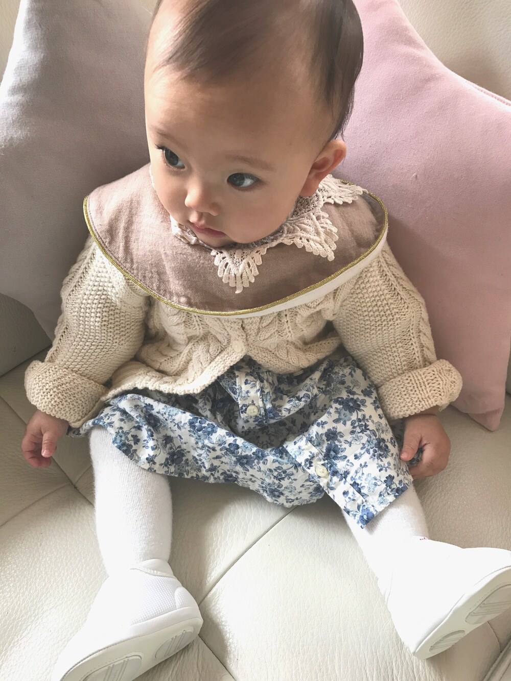 「カジュアルコーデ、おんなのこ、シンプル、キッズファッション、ootd、冬、ニット、カーディガン、ワンピース、ベビーコーデ」｜「MARLMARLのmarlmarl DOLCE /マールマール よだれかけ（スタイ/よだれかけ、ピンク系）」を使った、hinanoさん（キッズ・70cm）の秋コーディネートの1枚目の写真