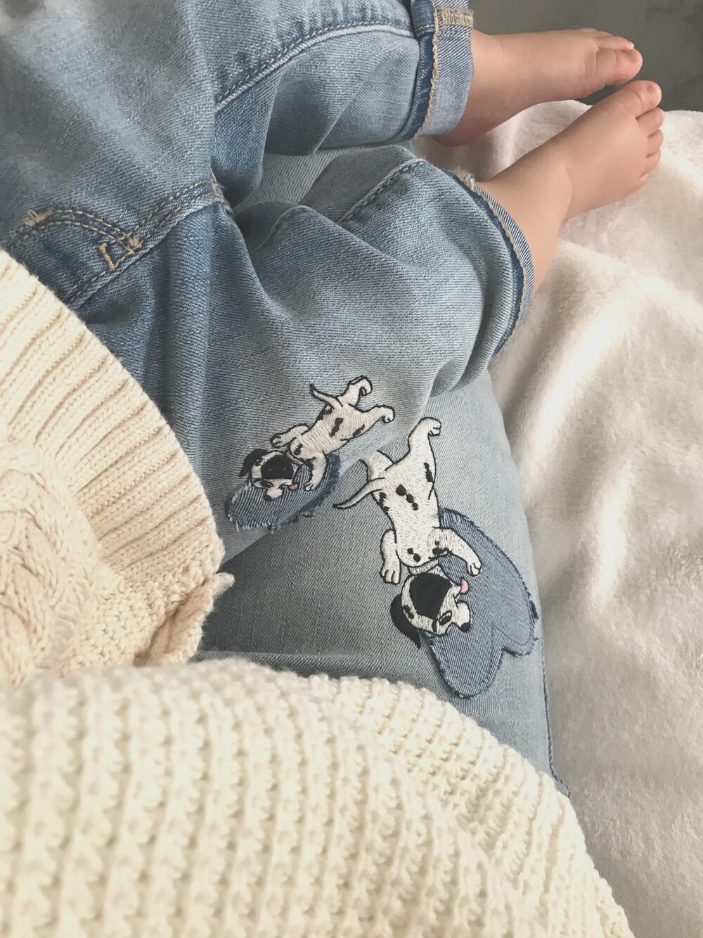 「デニム、冬コーデ、カジュアルコーデ、パンツスタイル、GAP、ユニクロ、ニット、シンプル、プチプラ、kids」｜「GAPのBabygap | Disney Dalmatian ジェギンス（デニムパンツ、ブルー系）」を使った、hinanoさん（キッズ・70cm）の冬コーディネートの1枚目の写真