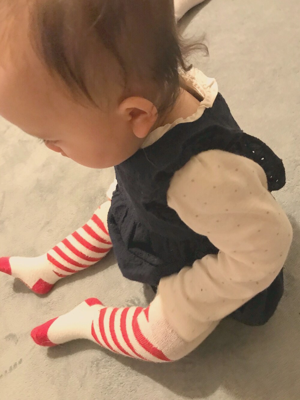 「カジュアルコーデ、kids、女の子コーデ、プチプラコーデ、フリルトップス、シンプル、ロンパース、ドット、タイツ、GAP」｜「petit mainのアイテム（オールインワン・サロペット、ブルー系）」を使った、hinanoさん（キッズ・70cm）の冬コーディネートの1枚目の写真