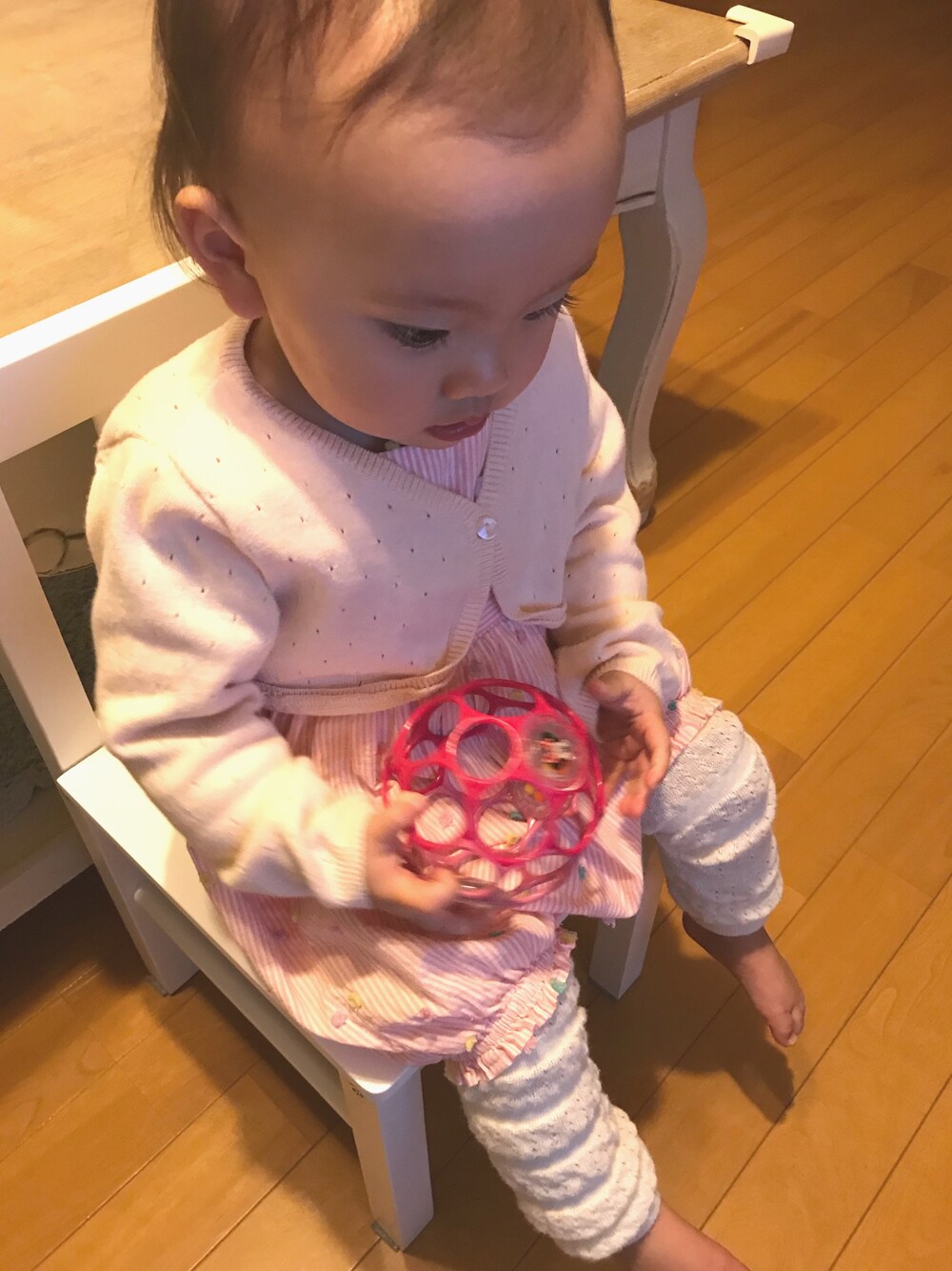 「はるコーデ、シンプルコーデ、キッズファッション、おんなのこ、おしゃれさんと繋がりたい、プチプラコーデ、春、休日スタイル、ドット、オーバーオール」｜「H&Mのアイテム（カーディガン/ボレロ、ピンク系）」を使った、hinanoさん（キッズ・70cm）の春コーディネートの1枚目の写真