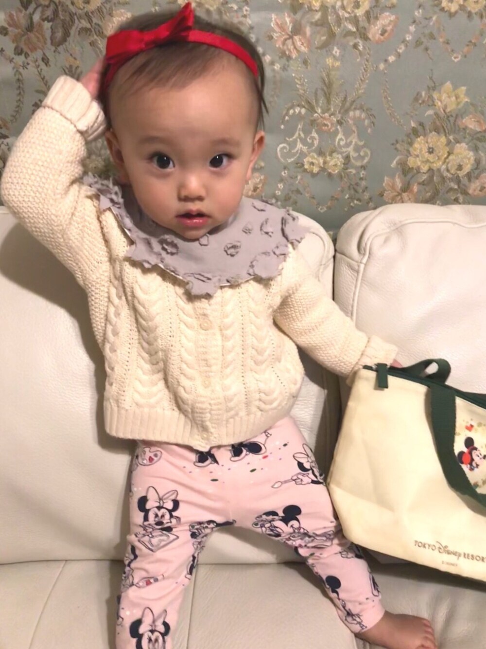 「春コーデ、キッズファッション、シンプル、おんなのこ、おしゃれさんと繋がりたい、カジュアル、カーディガン、プチプラ、GAP、ディズニー」｜「GAPのアイテム（ヘアバンド、レッド系）」を使った、hinanoさん（キッズ・70cm）の春コーディネートの1枚目の写真