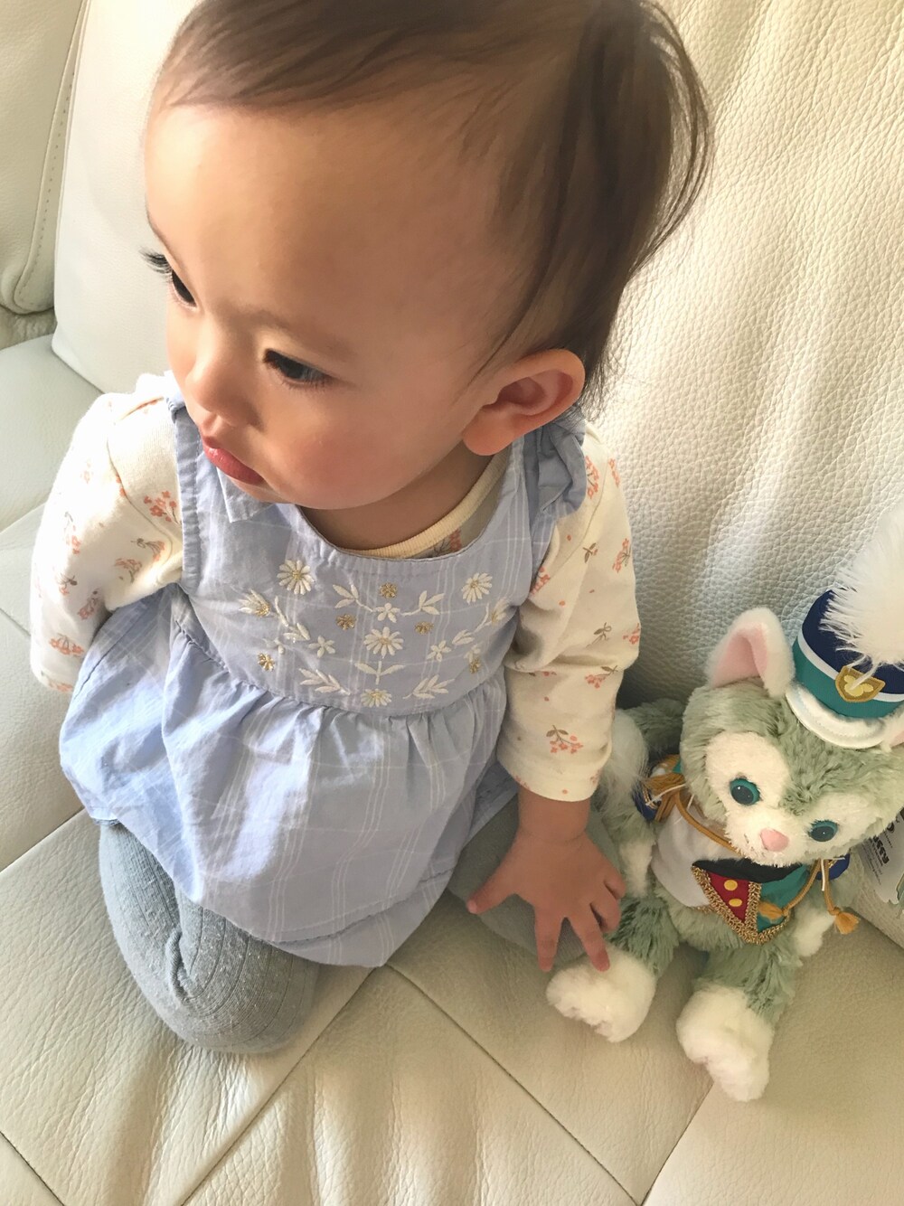 「キッズ、春コーデ、おんなのこ、春、シンプル、プチプラ、ユニクロ、グレー、レギンス、カジュアルコーデ」｜「petit mainの花刺繍入りチェック柄ワンピース＆パンツセット（ワンピース、ブルー系）」を使った、hinanoさん（キッズ・70cm）の春コーディネートの1枚目の写真