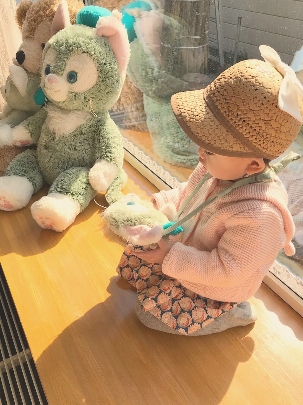 「カジュアル、女の子、春コーデ、おしゃれさんと繋がりたい、シンプル、ポシェット、キャップ、ディズニー、GAP、むぎわら帽子」｜「petit mainのリボン付ペーパーキャップ（キャップ、ベージュ系）」を使った、hinanoさん（キッズ・70cm）の春コーディネートの1枚目の写真