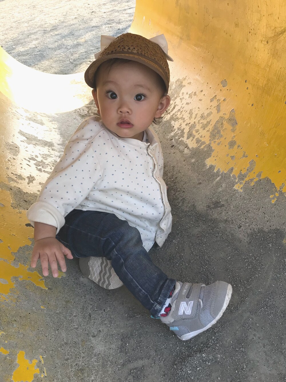 「カジュアルコーデ、キッズコーデ、女の子コーデ、シンプル、春コーデ、デニムパンツ、公園、スキニーデニム、プティマイン、プチプラ」｜「petit mainのリボン付ペーパーキャップ（キャップ、ベージュ系）」を使った、hinanoさん（キッズ・70cm）の春コーディネートの1枚目の写真