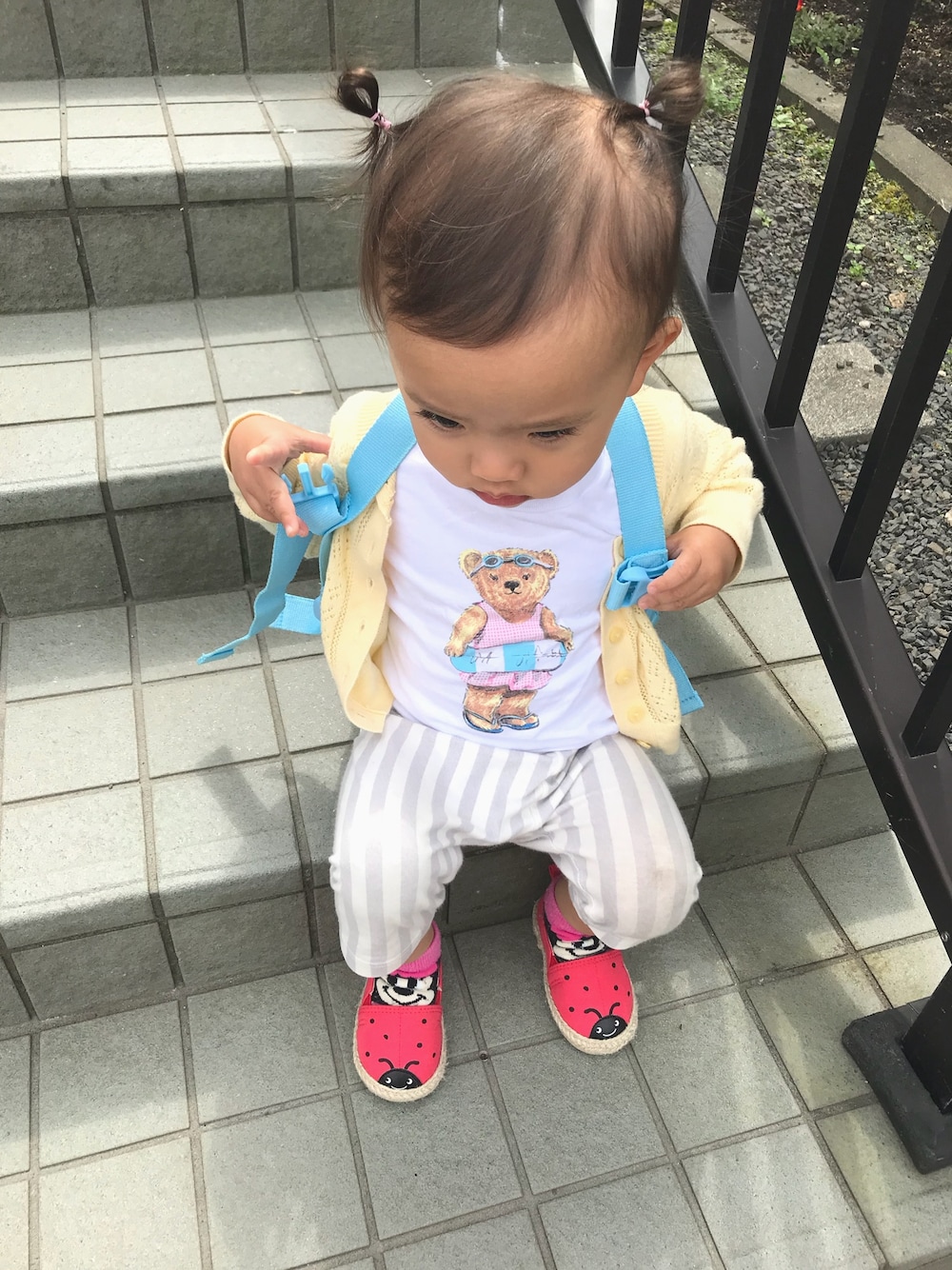 「女の子コーデ、夏コーデ、秋コーデ、カーディガン、女の子、カジュアル、kids、ゆるコーデ、ティーシャツ、おしゃれさんと繋がりたい」｜「Cath Kidstonのアイテム（バックパック/リュック、ブルー系）」を使った、hinanoさん（キッズ・70cm）の夏コーディネートの1枚目の写真