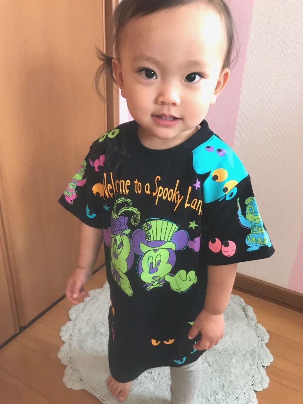 「秋服準備はじめました、ハロウィン、ディズニー、カジュアル、Tシャツ、黒Tシャツ、おしゃれさんと繋がりたい、秋のコーデ、ミッキー、キッズコーデ」｜「Disneyのアイテム（Tシャツ/カットソー、ブラック系）」を使った、hinanoさん（キッズ・70cm）の秋コーディネートの1枚目の写真