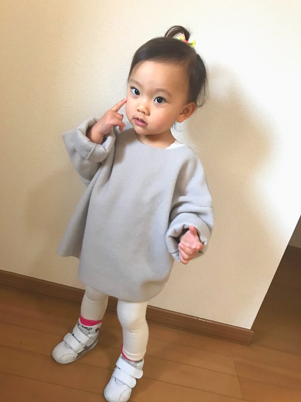 「おしゃれさんと繋がりたい、女の子コーデ、kidsfashion、冬、カジュアル、韓国ファッション、シンプル、プチプラ、モンミミ、ワンピース」｜「monmimiのアイテム（トップス、グレー系）」を使った、hinanoさん（キッズ・70cm）の秋コーディネートの1枚目の写真