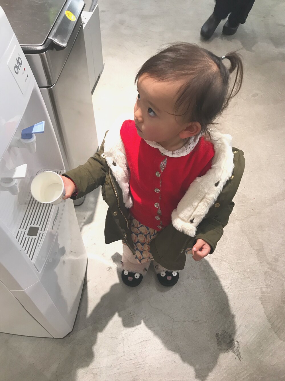 「カジュアルコーデ、キッズファッション、ミリタリージャケット、女の子コーデ、カーディガン、ワンピース、emu、2歳、ポニーテール、ジャケット」｜「SHIPSのSHIPS KIDS:無地×リバティ カーディガン 2(80～90cm)（カーディガン/ボレロ、レッド系）」を使った、hinanoさん（キッズ・80cm）の春コーディネートの1枚目の写真